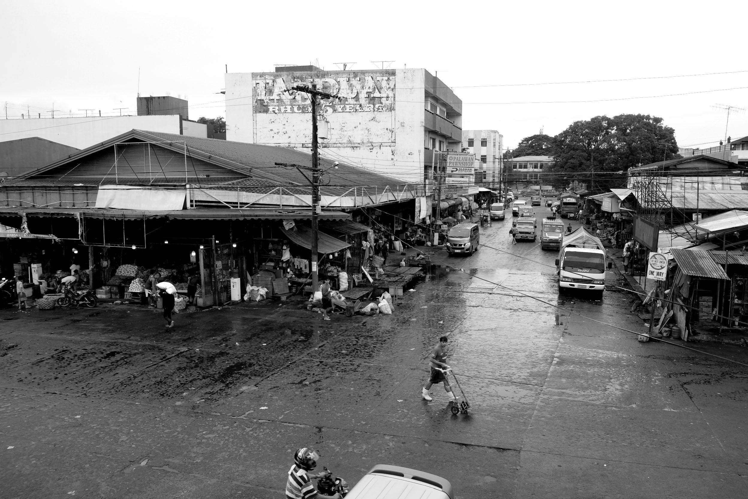 BACOLOD has three major wet and dry public markets - South or Libertad, North or Burgos, and Central - through which 12 streets pass through - Burgos, Galo, Daniel Ramos, Gonzaga, Luzuriaga, San Juan, Libertad or Hernaez, Amelia, Lopez Jaena, and Mabini. This is the juncture of Amelia and Lopez Jaena Streets, the southern spine of the Libertad Public Market. The portion of Amelia you can see used to be passable to only one vehicle as it was choked by vendors lining both sides of the road. |Photo by Lourdes Rae Antenor, text by Julius D. Mariveles