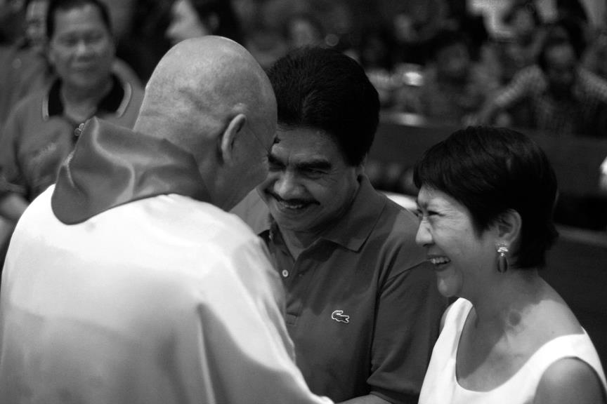 Fr. Naring Dela Cruz in a light moment with Mayor Evelio Leonardia and wife, Elsa, during the Mass at the San Sebastian Cathedral that kicked off Grupo Progreso's filing of COCs | Photo by Julius D. Mariveles