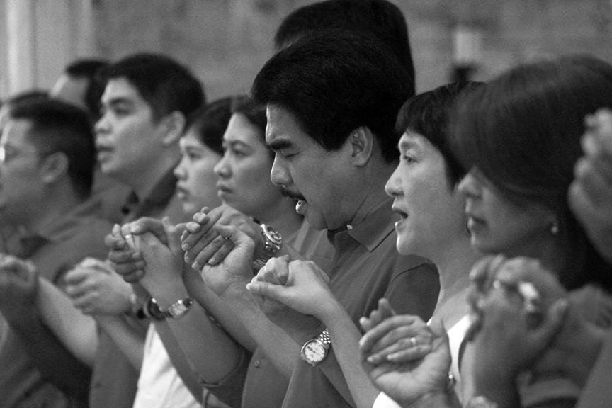 Mayor Evelio Leonardia, center, during the singing of the Lord's Prayer | Photo taken 6 October 2012 by Julius D. Mariveles