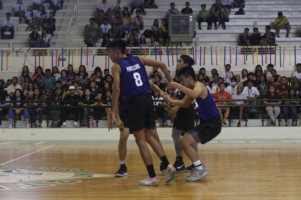 a chase and a win: u league 2019 4 One man down, three men ready to help.