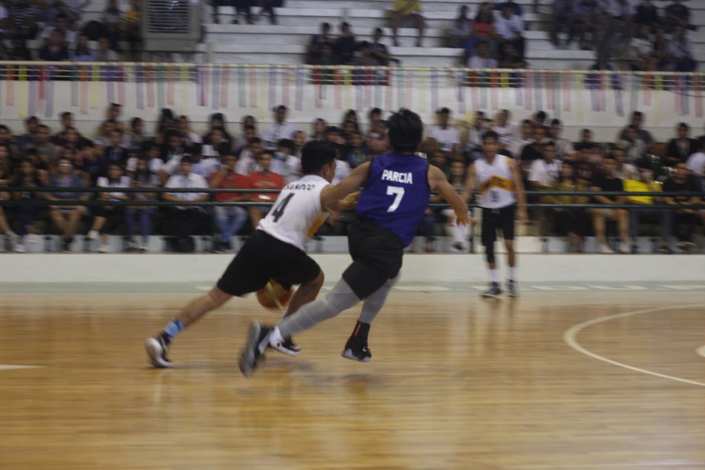 Finals MVP, Jester Sangco (MU 4) in a hurry to finish, as Herold Parcia (PICS 7) chases.