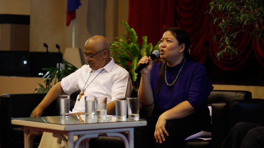 WHAT’S IN A NAME. Commissioner Rachel Herrera teaches the audience the jargon of the trade, as she informs the public about the difference between renewable and non-renewable sources of energy, as well as what constitutes fossil fuel.