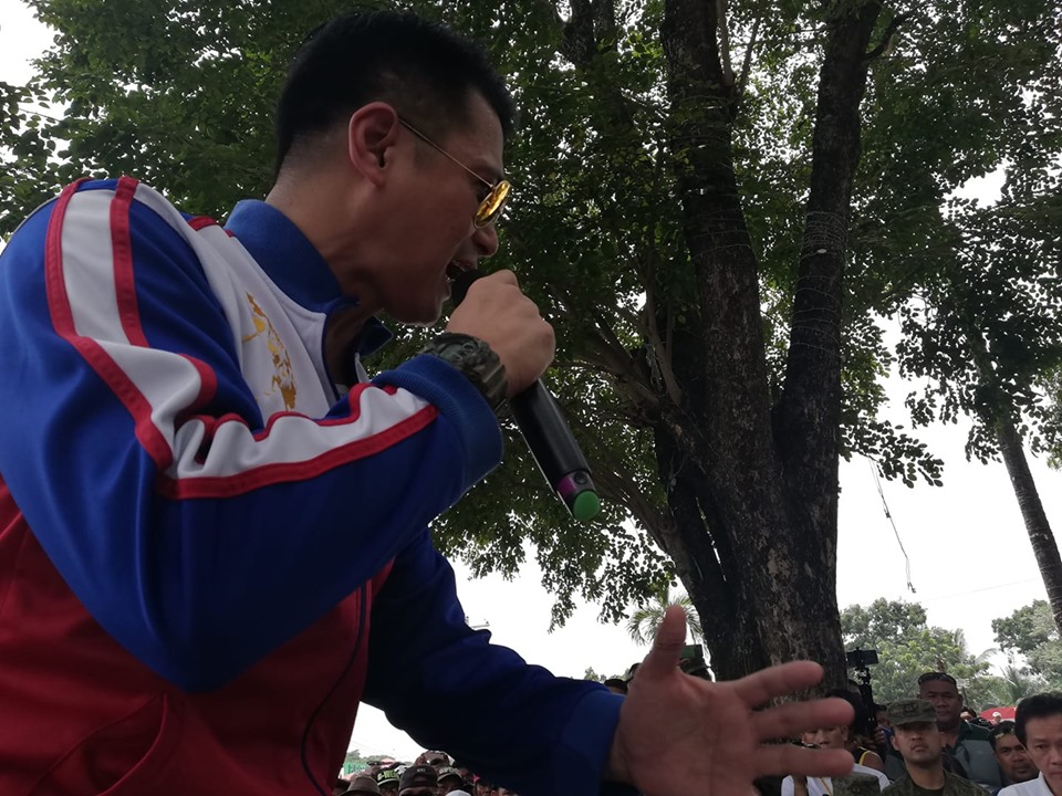 Army Reserve Capt. Robin Padilla tells crowd he hid in a stronghold of  the NPA in Bicol when he was wanted for illegal possession of firearms. | Photo by Julius D. Mariveles 