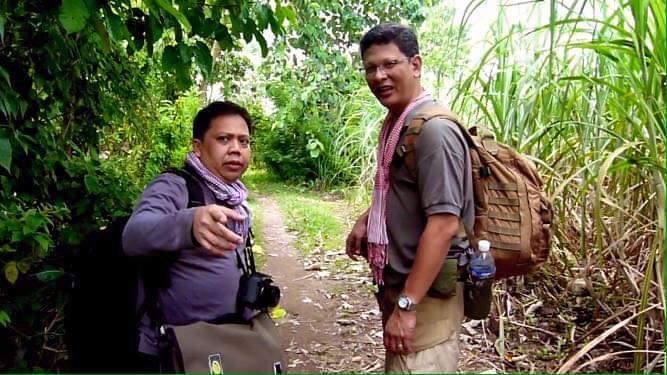 ON THE FIELD. The writer with fellow journalist Ed Lingao on assignment doing a story on political clans of Negros. Both arw former multimedia directors of the PCIJ. | Photo by Nathan Abrio.