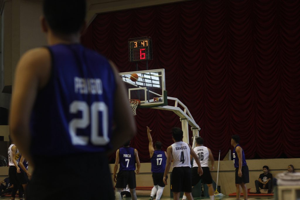 a chase and a win: u league 2019 7 Juro Pelagio (PICS 20) waits for his turn to sub as his teamate takes a bucket.