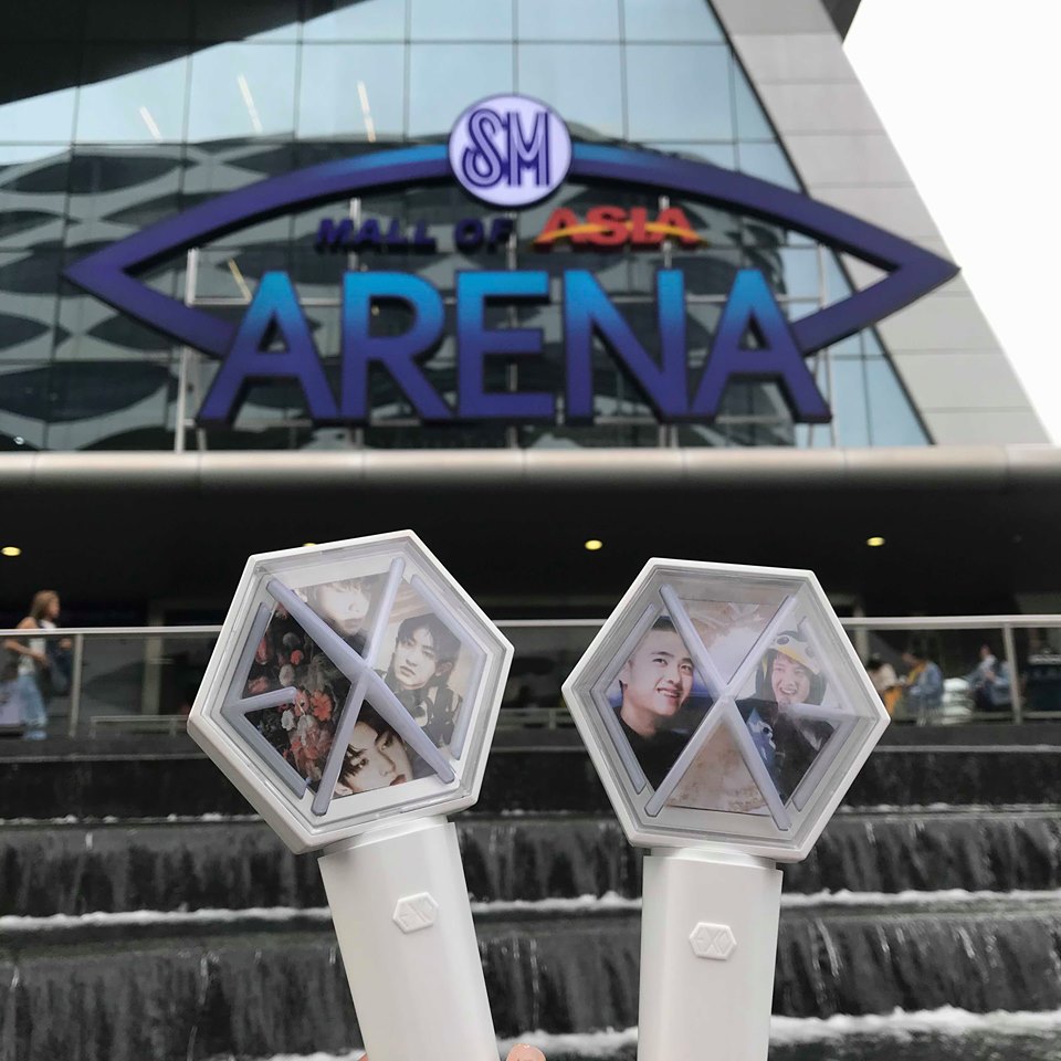 Evan and Ems outside Mall of Asia arena, with their Exo glow sticks.