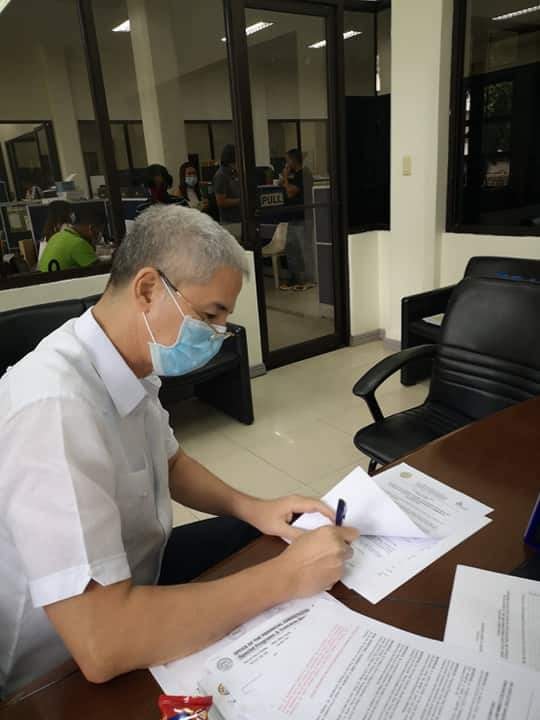 Negros Occidental Governor Eugenio Jose Lacson signs EO No. 20-20, Series of 2020 placing the entire province of Negros Occidental under Enhanced Community Quarantine (ECQ). | Photo from  Provincial Government of Negros Occidental FB page.