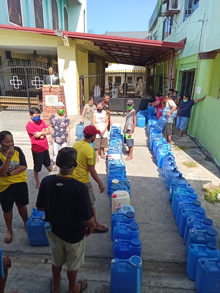 Residents of Brgy. Banago lining up their water containers