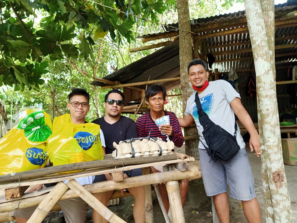 niño, daughter reach home in bacolod, netizens send help 1 Robecarl Jalbuena and friends deliver help to Niño Datiles | Photo courtesy of Robecarl Jalbuena