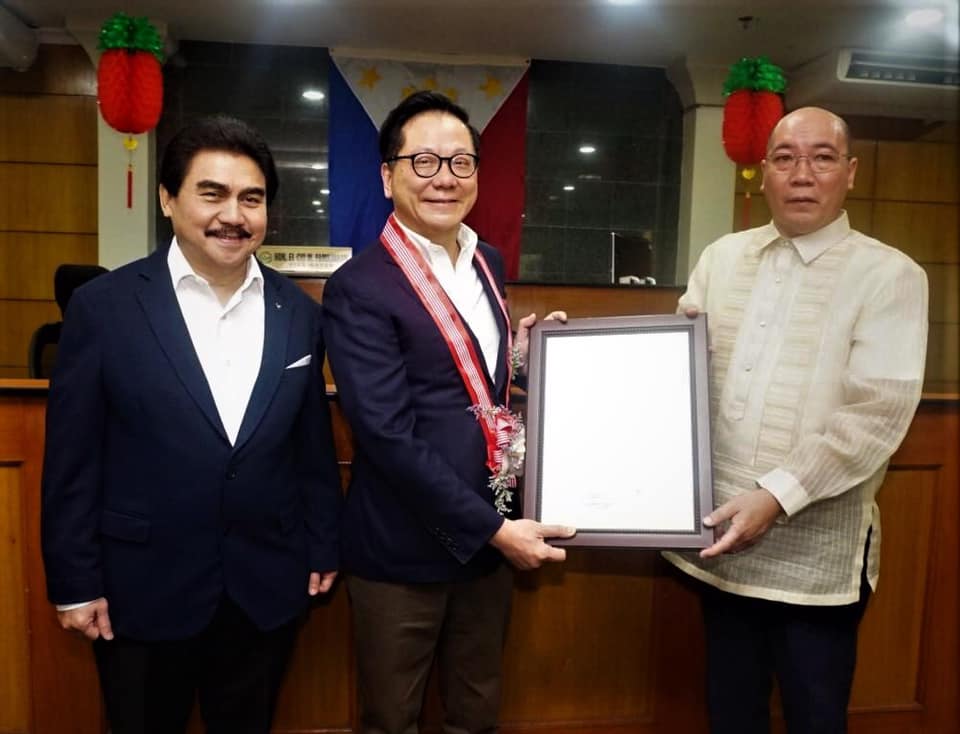 ADOPTED SON. Dr. Andrew Tan, chairman of the Alliance Global Group that consolidates Megaworld Corp. and various business interests, received the SP resolution declaring him as the “Adopted Son of Bacolod City,” handed by Vice Mayor El Cid Familiaran, in the presence of Mayor Evelio Leonardia. */CITY PIO