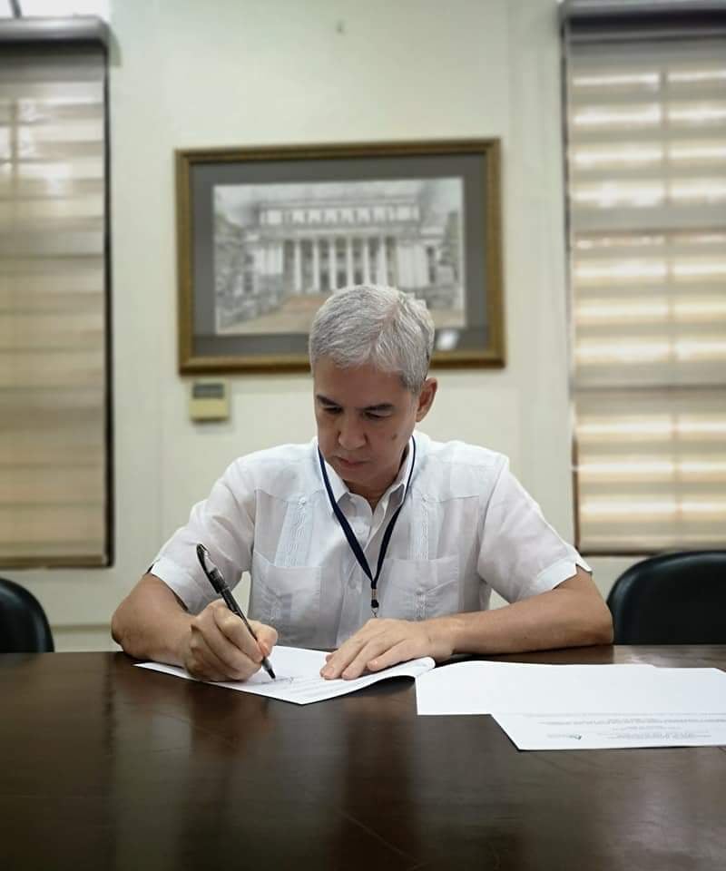 guv signs eo extending gcq until 31 may; borders remain closed, hqps no longer required 1 Governor Jose Eugenio "Bong" Lacson. | Photo from Provincial Government of Negros Occidental FB page.