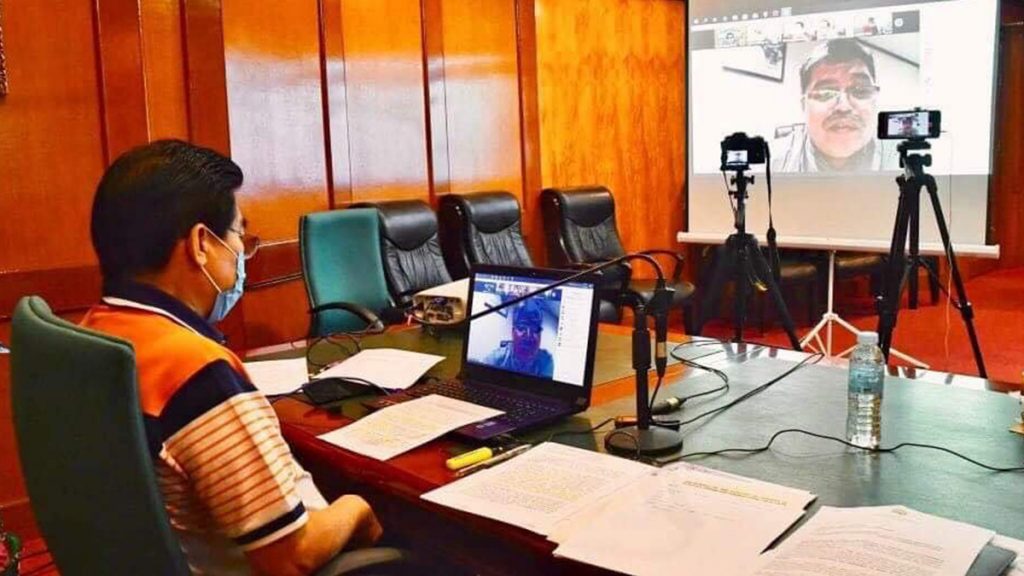 Mayor Evelio Leonardia joins the top officials of Western Visayas in a teleconference organized by Iloilo City Mayor Jerry Treñas, today, 28 May. The mayor has urged the provincial executives to oppose the opening of classes this August.*/CITY PIO
