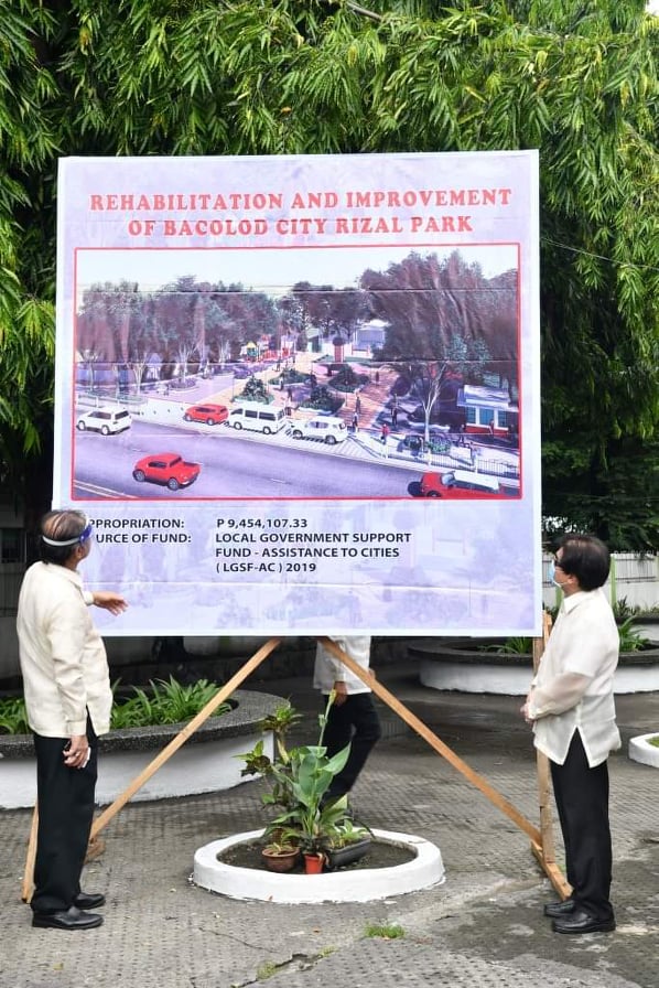 Mayor Evelio Leonardia, assisted by Councilors Archie Baribar and Bartolome Orola and DepEd officials, lead the unveiling of the architectural perspective of the rehabilitation and improvement of the Bacolod City Rizal Park, during the celebration of the 159th birthday of Dr. Jose P. Rizal today [June 19].*/CITY PIO