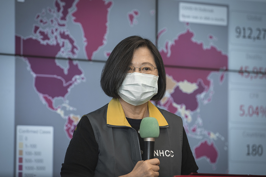 President Tsai Ing-wen inspects the Central Epidemic Command Center on April 2, 2020. | "04.02 總統視察「中央流行疫情指揮中心」" by 總統府 is licensed under CC BY 2.0