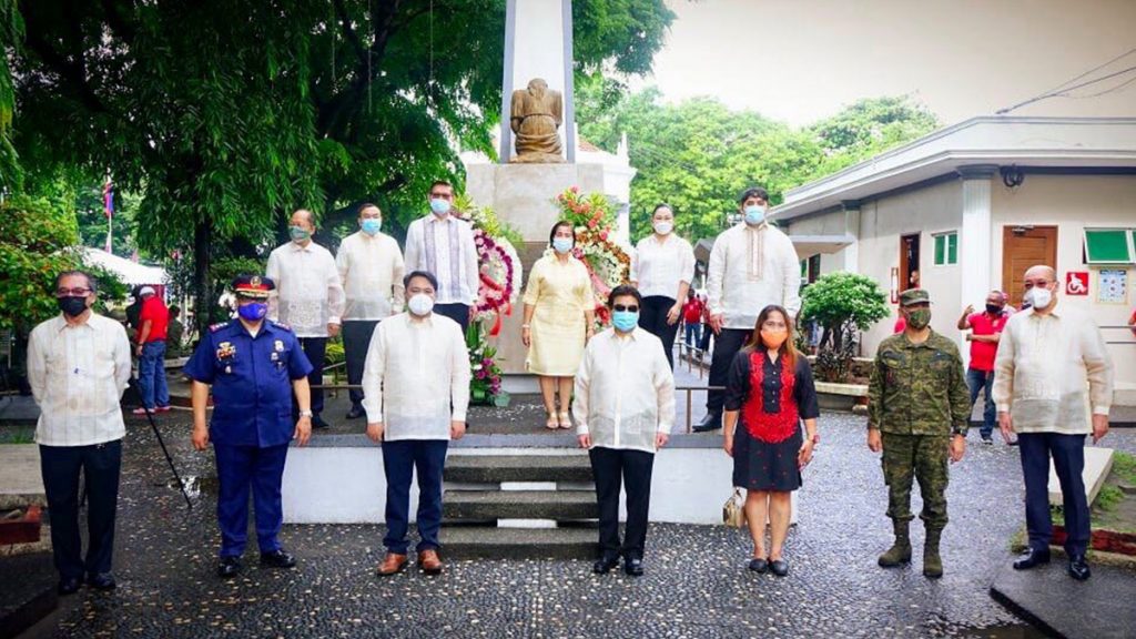City officials led by Bacolod Mayor Evelio Leonardia (center, front row) commemorate the 122nd anniversary of the declaration of Philippine Independence. | Bacolod City PIO photo