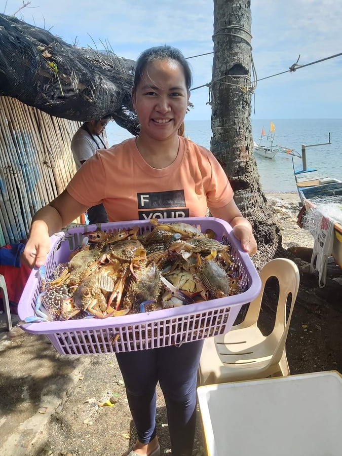Pia Yap-Maestrecampo, showing off some of the wares she is selling -- fresh crabs.  Pia has to resort to online selling after her husband -- a seafarer -- got stranded during the pandemic. |  Photo from Pia Yap-Maestrecampo's Facebook page