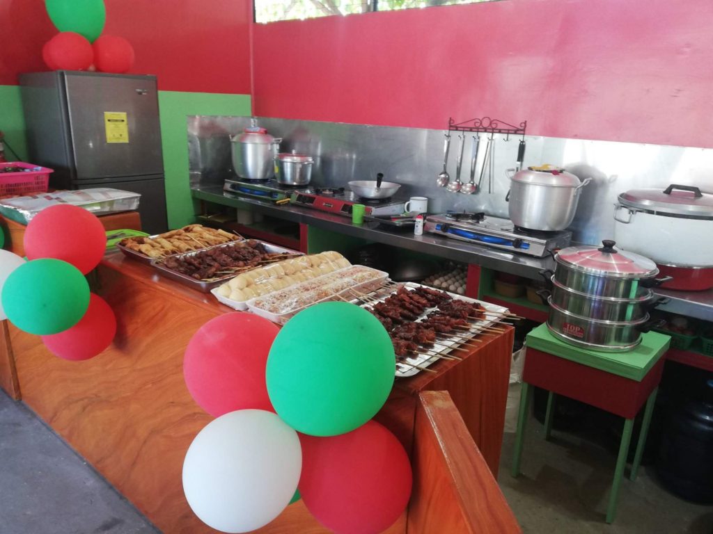 The open kitchen of Chong Lopez Jaena branch opens to serve its growing number of patrons in Bacolod City. | Photo by Julius D. Mariveles