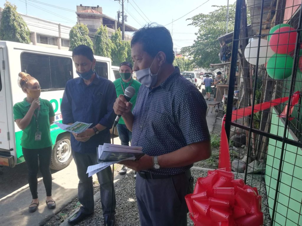 Pastors Reuben Macaya and Roberto Sumugat before the ribbon cutting.| Photo by Julius D. Mariveles