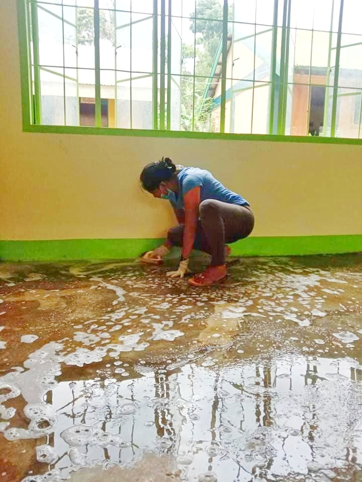 PICTURE OF HARD WORK. This photo of public school teacher Jezza Claire Vitorino that she uploaded in her FB page gave a glimpse of the life of a teacher in between breaks. Now they are faced with a new challenge: How to teach a whole class of 40+ students with limited technology. | Photo printed with permission by Jezza Vitorino